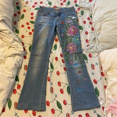 Perfect Fun Low Waisted Jeans Perfect For Summer And Spring Cool Design Vintage Size 27 Flower Jeans, Low Waisted Jeans, Low Waisted, Cool Design, Jeans Flare, Design Vintage, Flare Jeans, Cool Designs, Wide Leg