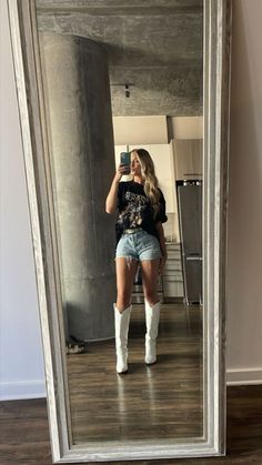 Outfit White Cowboy Boots, Cowgirl Outfits White Boots, White Country Boots Outfit, Cowboy Concert Outfits For Women, Summer Dress And Cowboy Boots, Cowgirl White Boots Outfit, White Cowgirl Boot Outfit, Boots In The Park Outfit, Outfit Botas Cowboy Mujer