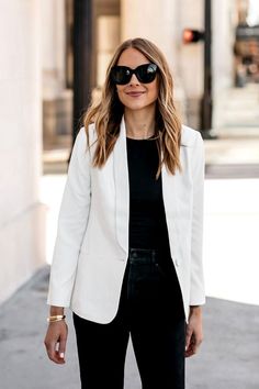 White Blazer Jeans Outfit, Cream Blazer Outfits For Women, Professor Outfits, Outfits In Summer, Beige Blazer Outfit, Professional Office Outfit, Summer Business Attire, Career Aesthetic, Modern Workwear