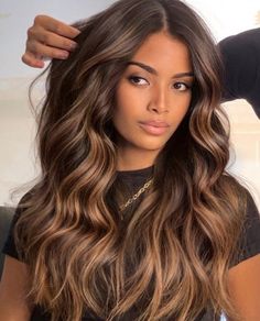 honey caramel balayage on dark hair Which Hair Colour, Summer Balayage, Chocolate Hair, Balayage Hair Dark, Caramel Hair, Honey Blonde Hair