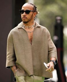 Sir Lewis Hamilton, Let The Weekend Begin, Casual Sporty Outfits, Mode Kimono, Black Men Street Fashion, Men Street Fashion, Guys Clothing Styles