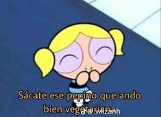 a cartoon girl with her eyes closed in front of a computer keyboard and the caption says, sacate es pepino que ando bien vegetariananana