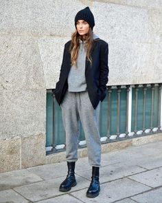 Masculine Street Style Women, Grey Baggy Pants Outfit, 2025 Style, Combat Boot Outfits, Combat Boot Outfit, Cali Trip, Random Fashion, Autumn 2023, Beach Outfits