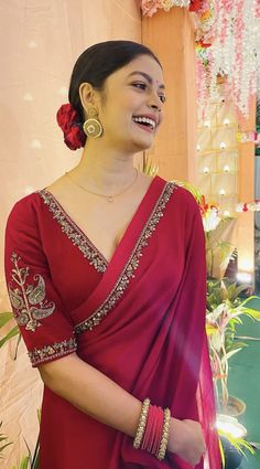 Red Saree Embroidery Design, Blouse Designs For Thick Arms, Hairstyles For Lehenga Simple Short Hair, Red Jamdani Saree Look, Yellow Saree Black Blouse, Bandhej Saree Blouse Design, Banarasi Saree Look, Latest Bridal Blouse Designs