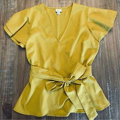 Excellent Condition. Never Worn. Fitted Gold Cotton Top, Fitted Mustard Top For Work, Mustard Fitted Tops For Work, Mustard Short Sleeve Tops For Fall, Chic Mustard Tops For Spring, Gold Summer Workwear Top, Gold Summer Top For Workwear, Yellow Tops For Fall Brunch, Chic Mustard Cotton Top