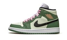 The Women’s Air Jordan 1 Mid SE “Dutch Green” is a unique look for Michael Jordan’s first signature shoe in women’s sizing.  Featuring a distinctly earth tone color palette, the “Dutch Green” has a Barely Green or mint leather on the perforated toe and on the mid-panel and collar.  Dutch Green leather detailing appears on the forefoot, eyelets, collar, and heel.  A black leather Swoosh on the mid-panel breaks up the look.  A dusty pink “Wings” logo appears on the collar and a pink Jumpman graces Jordan 1 Mid Dutch Green, Doudoune The North Face, 70s Converse, Nike X Travis Scott, Ugg Ultra Mini, Converse Run Star Hike, Converse Run, Dr Shoes, Air Jordan 1 Mid Se