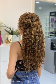 Curly Hairstyles With Veil, Curl Bridal Hairstyles, Prom Hair For Curly Hair Natural Curls, Wedding Hairstyles For Long Curly Hair, Wedding Hairstyles For Long Hair Curly, Afro Curls Hairstyles, Long Curly Hair Wedding, Prom Hairstyles Curly Hair Natural Curls, Long Curly Wedding Hairstyles