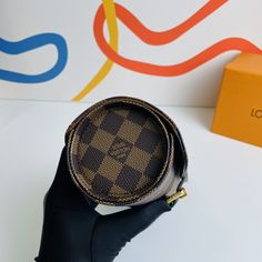 This 3-piece watch case in Damier Graphite canvas provides soft all-around protection for up to 3 men’s watches and fits easily into a suitcase or handbag, making it an elegant travel accessory. Size: 20×8×8cm Louis Vuitton Yayoi Kusama, Handbag Making, Louis Vuitton Capucines, Large Cosmetic Bag, Lv Purse, Lv Shoes, Medium Handbags, Lv Belt, Lv Handbags