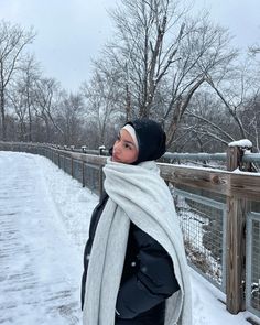 Snow Hijab Outfits, Winter Mountains Outfits, Pics In Snow Photo Ideas, Hijabi Snow Outfits, Hijabi Ice Skating Outfit, Pictures In Snow Ideas, Hijabi Instagram Photos, Ig Inspo Pics Winter, Christmas Fits Aesthetic