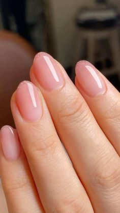 Glossy Gel Nails Short, Acrylic Nails Small Hands, Subtle Natural Nails, Elegant Plain Nails, Nails For 40 Year Olds Over 40, Small Dainty Nails, Classy Luminary Nails, Neutral Bridal Party Nails, American Manicure Nails Gel Short