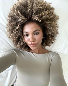 Natural curly hair blonde highlights Afro With Blonde Highlights, Blonde Highlights Afro, Blond Curly Highlights Natural Curls, Blond Highlights Natural, Blonde Coily Hair, Black Woman Blonde Curly Hair, Blonde Highlights Curly Hair, Shoulder Length Curls, Curly Fro