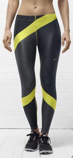 The body hugging Engineered Print Womens Tights battle sweat. #gear #nike #tights Training Outfit, Nike Tights, Running Tights Women, Women's Tights, Fitness Outfit, Running Nike, New Nike Shoes, Fitness Gear, Workout Attire