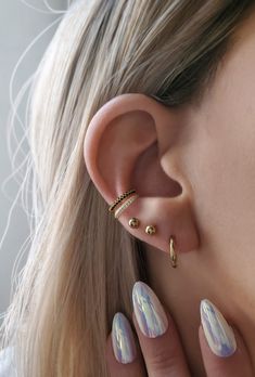 MIAMI EAR CUFF: ✦ Adjustable ear cuff set with zircons. Ideal for adorning non-pierced ears! COMPOSITION: ✦ Gold-plated 925 silver set with zirconia SIZE: ✦ Diameter 12 mm adjustable JEWELLRY CARE: ✦ This jewel is in silver plated, it's tarnish resistant but to preserve all its shine, it's recommended to remove it for the shower, sea, swimming pool, and avoid contact with cosmetics. Your jewel can be cleaned with a dry microfiber cloth. Keep it in a dry place and in its pouch, to keep it shiny new as long as possible! Silver Gold-plated Huggie Cartilage Earrings, Silver Minimalist Gold-plated Cartilage Earrings, Silver Gold-plated Minimalist Cartilage Earrings, Adjustable Gold Cartilage Earrings In Cubic Zirconia, Gold Metal Pierced Ear Climbers, Minimalist Silver Gold-plated Cartilage Earrings, Minimalist Silver Gold Plated Cartilage Earrings, Dainty Gold-plated Cartilage Earrings, Gold Metal Ear Climbers For Pierced Ears