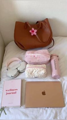 Whats In My Bag For School, School Bag Aesthetic, Everyday Bag Essentials, Uni Bag, School Bag Essentials, School Kit, Inside My Bag, Pink Lifestyle, Purse Essentials