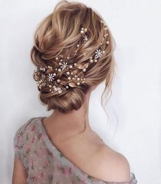 the back of a woman's head with flowers in her hair and text that reads, 39 beautiful wedding hairstyles for the elegant bride dreaming bride