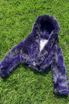 Experience ultimate luxury in the Midnight Cropped Fur Coat ❤ a must-have for any wardrobe! This stunning coat boasts a combination of soft purple and black faux fur, accented by a mesmerizing glitter lining. Trust us, you won't be able to resist! Once you try it on, you'll never look back. This product is Ready-to-Ship, Final Sale and there will be No Restocks ♡ Details: Custom 2-tone faux fur Black / purple tips Soft long hair Purple glitter lining 2 pockets Cozy hood Waist length Model is 5'7 Soft Long Hair, Long Hair Purple, Purple Fur Coat, Purple Tips, Never Look Back, Soft Purple, The Midnight, Cozy Fits, Black Faux Fur