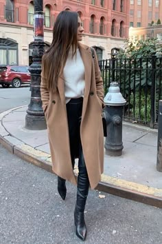 London Winter Outfits, Nyc Winter Outfits, Winter Mode Outfits, Look Winter, Winter Coat Outfits, Ny Outfits, Fall Fashion Coats, New York Outfits, Winter Outfits Warm