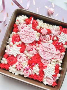 Christmas red, white and pink sheet pan cake Christmas Tray Cake, Gingerbread Smash Cake, Winter Sheet Cake Designs, Christmas Mini Loaf Cakes, Christmas Sheet Cakes Decorated, Christmas Bakery Ideas, Square Christmas Cake, Pink Christmas Cake, Christmas Sheet Cake