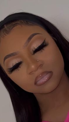 Birthday Makeup Glam Smokey Eye, Makeup Looks For Sweet 16, 8th Grade Prom Makeup, Makeup Looks For Birthday, College Graduation Makeup Ideas, Makeup Glitter Looks, Baddie Makeup Black Women, Full Glam Prom Makeup, Natural Cut Crease Makeup