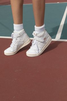 High Shoes Sneakers, Hightop Sneaker Outfit, Vintage Tennis Shoes, Jessica Kobeissi, Dr Shoes, Tennis Sneakers, Fresh Shoes