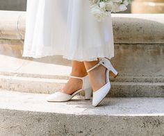 Zapatos de novia muy comodos y elegantes. Tacones block de 7cm. Plantilla acolchada muy comoda y exterior de saten off white. Puntera cerrada. Tallas regulares. Si tienes dudas ponte en contacto con nosotros. White Court Shoes With Stacked Low Heel, Wedding Block Heels With Low Heel And Heel Strap, Low Heel Sandals With Stacked Heel For Wedding, Wedding Sandals With Stacked Low Heel, Summer Wedding Court Shoes With Block Heel, Wedding Court Shoes With Stacked Block Heel, Wedding Court Shoes With Low Stacked Heel, Wedding Court Shoes With Heel Strap And Block Heel, Wedding Court Shoes With Block Heel And Heel Strap