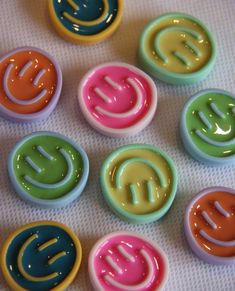 six different colored buttons with the letter e on them