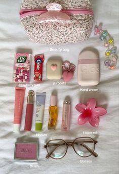 Summer Bag Essentials, Pretty School Supplies, Everyday Bag Essentials, School Bag Essentials, Backpack Essentials, Travel Bag Essentials, Inside My Bag