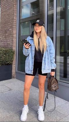 Adrette Outfits, Fest Outfits, Denim Jacket Outfit, Fashionable Clothes, Outfit Trends, Causual Outfits, Athleisure Outfits, Outfits With Hats, Sporty Outfits