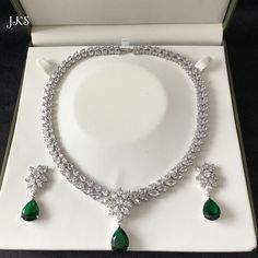 Women Diamond Necklace, White And Green Necklace, Green Stone Diamond Necklace, Silver Stone Jewellery, Silver And Green Jewelry, Silver Sets Jewelry, Silver Necklaces Indian, Green Stone Necklace Indian, Diamond Sets Necklace