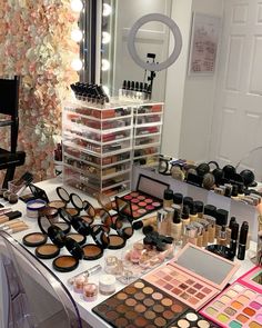 Makeup Artist Room, Basic Makeup Items, Makeup Artist Career, Makeup Studio Decor, Makeup Artist Branding, Beauty Room Salon, Alat Makeup, Flawless Base, Makeup Artist Kit