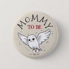 a white button with an owl and the words,'aunt to be'on it