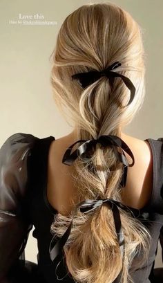 ponytails Kadeřnické Trendy, Vlasové Trendy, Bow Hairstyle, A Ponytail, Ribbon Hairstyle, Peinados Fáciles Para Cabello Corto, Hair Stylies, Work Hairstyles, Holiday Hairstyles