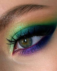 Tmnt Makeup Eye, Vibrant Eyeshadow Looks, Multicolored Eyeshadow, Natural Eye Shadow Looks, Punk Eye Makeup, Colorful Smokey Eye, Very Easy Makeup, Eyeshadow Makeup Looks, Make Up Yeux