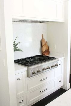 EVERYONE should have a quartz backsplash behind stove! Whether you do a slab or panels, we're sharing our solid surface backsplash hack! Kitchen Drawers Instead Of Cabinets, Drawer Ideas, Kitchen Quartz, Diy Drawer Dividers, Tall Pantry Cabinet, Clean Countertops, Kitchen Drawer Storage, Double Islands, Lower Cabinets