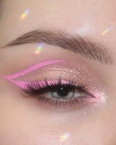 How To Make Graphic Liner With Eyeshadow, Eye Makeup With Pink Eyeliner, Make Up With Color Eyeliner, Eyeliner Styles With Color, Cute Graphic Eyeliner Looks, Eyeliner Styles Festival, Pink Neon Eyeliner, Pink Eyeliner Aesthetic, Makeup With Colorful Eyeliner