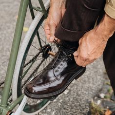 Leather sole, jeans, a t-shirt and a wollen coat. Relaxed style, with elegance. Mens Fashion Blog, Best Shoes, Mens Leather Boots, Mens Leather, Mens Fashion Trends, Dr. Martens Boots, Relaxed Style, Lace Boots, Aesthetic Fashion