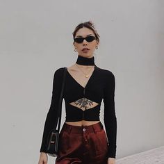 M Or L Black V-neck Club Tops, Sleek Black Crop Top, Chic Crop Top For Club, Chic Black V-neck Crop Top, Black Fitted Evening Crop Top, Fitted Black Crop Top For Evening, Sleek Black Crop Top For Night Out, Trendy V-neck Crop Top For Evening, Modern Black Crop Top For Spring