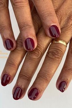 Burgundy nail Dark Cherry Red Nails Short, Short Oval Nails Autumn, Maroon Nails Short, Cherry Red Nails Short, Classic Fall Nails, Nail Burgundy, Nails Maroon, Nail Autumn, Red Nail Varnish