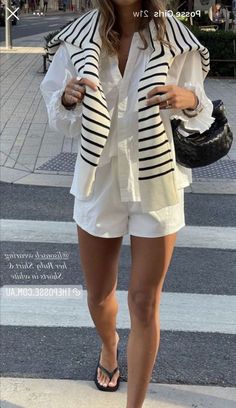 Get ready to fall in love with these timeless and elegant looks that will elevate your summer style game. Let’s explore together! Coastal Grandmother Aesthetic, Grandmother Aesthetic, Coastal Fashion, France Outfits, Elegantes Outfit Frau, Chique Outfit, Look Con Short, Fest Outfits, Looks Pinterest