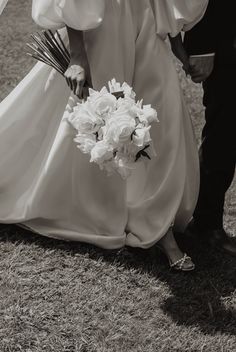 Long stem white roses for a bridal bouquet - so elegant, so classic, so chic! Photography: 📸Meadow Lane Visuals Bramleigh Estate, Chic Photography, Teardrop Bouquet, White Rose Bouquet, Long Stem Flowers, Nye Wedding