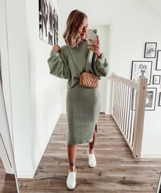 Clothing Basics For Women, Timeless Summer Outfits, 30 Outfits, Autumn Outfit, Outfit Inspo Fall, Mode Inspiration, Maternity Fashion, White Sneakers, Spring Outfit