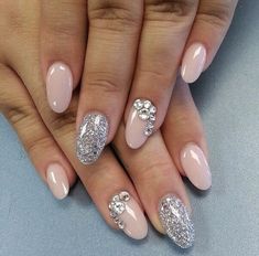 75 Oval Shaped Acrylic Nail Designs for Nail Lovers Lisa Nails, Rhinestones Nails, Manicure Shellac, Oval Acrylic Nails, Oval Nails Designs, Nail Design Glitter, Bridal Nail Art, Glitter Gel Nails, Shiny Nails