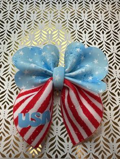 The hairbow is inspired by independence Day. Barrette Clip, Barrettes, Independence Day, Hair Bows, Beauty Book, Bubbles, Accessory Gift, Hair Accessories, Pet Supplies