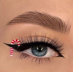 Christmas Make Up Looks Simple, Simple Christmas Makeup Natural, Festive Makeup Christmas, Easy Simple Christmas Makeup, Casual Christmas Makeup Looks, Christmas Makeup For Hooded Eyes, Christmas Light Eyeliner, Christmas Make Up Looks Holiday Makeup