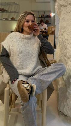 Winter Trainers Outfit, Adidas Fall Outfit, Cozy Sweaters Outfits, Dinner Outfit Casual, Adidas Samba Outfit, Leopard Print Outfits, Latina Outfits, Samba Outfit, Estilo Indie