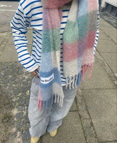 Outfits With Scarfs, Outfits Back To School, Copenhagen Street Style, Statement Scarf, Back To School Fits, Long Shawl, Thick Blanket, Copenhagen Style