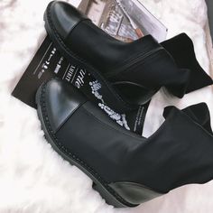 Harajuku Chunky Black and White Short Combat Boots ✔️ Material: Nylon, EVA Sole ✔️ Fits true to Size Please refer to Size Chart below before ordering. SIZE INFO NOTE: DUE TO VERY HIGH DEMAND, PLEASE ALLOW 12-20 DAYS FOR DELIVERY TO THE US, AND 20-45 DAYS TO THE REST OF THE WORLD. Short Combat Boots, Combat Boots Shorts, Winter Shoes Women, Black And White Shorts, Winter Shoes For Women, Long Winter, Eva Sole, Winter Boots Women, Long Boots