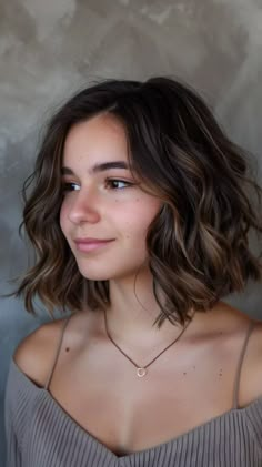 38 Cute Caramel Balayage Hairstyles You Need To Try In 2024 Morena Hair Color Ideas Short Hair, Fall Hair Color Ideas For Short Hair, Short Hair Brown Highlights, Short Fall Hair Color Ideas, Caramel Balayage Short Hair, Fall Balayage Hair, Balayage Inspiration, Hair Color For Morena