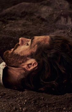 Hoziers head as he lies in the dirt, he has mud on his face and in his hair Hozier Lockscreen, Unreal Unearth, Music Heart, Irish Men, Music Artists, Album Covers