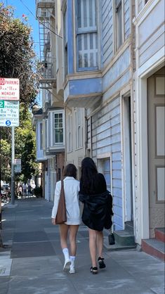 summer city outfit in leather jacket and shorts Sf Picture Ideas, Bernal Heights San Francisco, San Francisco Lifestyle, Sanfransico California Aesthetic, San Francisco Picture Ideas